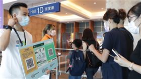 港書展復辦  高度防疫2020年因新冠疫情停辦的香港書展14日復辦揭幕，主辦方高度防疫，在展場設立了測溫儀和追蹤個人行蹤的軟件，讓進場者用手機掃描。中央社記者張謙香港攝  110年7月14日