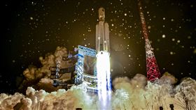 這張照片攝於2020年12月14日，由俄羅斯國防部新聞處發布，展示了從俄羅斯國家試驗發射場35號發射台試射重型運載火箭安加拉-A5的情況。俄羅斯聯邦國防部在俄羅斯西北部阿爾漢格爾斯克州的普列謝茨克發射設施。Angara-A5 是一種有前途的重型火箭，預計將在接下來的幾年內投入使用。（俄羅斯國防部新聞服務通過美聯社）