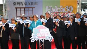 還我母語運動30週年特展（1）客家委員會客家文化發展中心28日起在苗栗銅鑼台灣客家文化館舉辦「還我母語30週年紀念特展」，客委會主委李永得（前左4）及多名當年「還我母語運動」重要推手共同「發聲」開幕。中央社記者管瑞平攝　107年12月28日