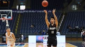 HBL黃書恩延長賽建功  錦和首闖8強110學年度高中籃球聯賽（HBL）男子組複賽外卡驟死戰28日在高雄巨蛋登場，首度挑戰甲級的錦和高中延續黑馬傳奇，延長賽以76比70扳倒東山，隊史首闖8強，錦和黃書恩（右）扮演關鍵角色。（高中體總提供）中央社記者黃巧雯傳真  110年12月28日