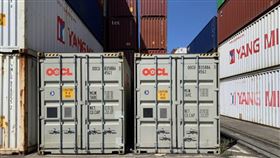 高雄海關查獲市值3000萬洋菸（1）關務署高雄關在高雄港第70號碼頭查獲有私梟利用2相同號碼貨櫃，企圖以「AB櫃手法」掉包走私香菸，全數查扣「EAGLE」牌洋菸1043箱，估計市價約新台幣3000萬元，依法予以查扣。（關務署高雄關提供）中央社記者曾以寧傳真  110年12月20日