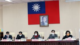 巡察行政院  監委：盼讓國家發展更堅實監察院28日進行年度巡察行政院，監委施錦芳（中）晚間在記者會表示，共提出16份調查報告，並獲行政院長蘇貞昌及部會首長回應，盼提醒行政院這些社會關注的議題後，行政、監察機關能互相合作，讓國家發展更加堅實。中央社記者郭日曉攝  110年12月28日