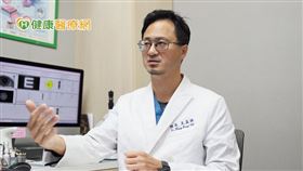 王孟祺表示，患者眼睛的體質不好，可使用「延伸焦距型水晶體」，又分為「繞射型」及「非繞射型」。