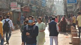 德里舊市區人潮眾多  有人無視疫情未戴口罩為抑制Omicron病毒擴散，印度首都德里27日起實施宵禁。圖為德里舊市區，可以見到即使Omicron病毒來勢洶洶，部分民眾仍無視防疫措施，未戴口罩。中央社記者林行健德里攝  110年12月27日