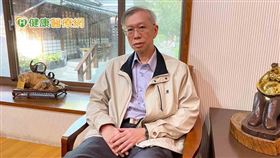 謝松洲主任說明，現今臨床上治療硬皮病合併肺纖維化，一般會施以免疫調節藥物控制前端發炎反應，搭配抗肺纖維化藥物阻斷後續纖維母細胞的增生，目前對患者來說是較好的選擇。