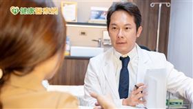 楊舒鈞醫師與愛美人士進行術前評估。