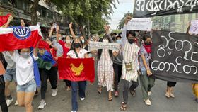 民主抗議者於 2021 年 12 月 20 日星期一在緬甸仰光的皎達鎮舉行快閃族集會，以抗議緬甸軍方設立的政府。緬甸法院週一將最新判決的發布推遲到 12 月 27 日一位了解此案的法律官員說，該國被罷免的領導人昂山素季的一系列案件中的一員。（美聯社照片）