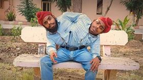 連體雙胞胎出生2月遭遺棄 努力19年獲夢想中工作(Tangy Tales/YouTube)