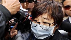 涉侮辱公署罪  楊蕙如戴口罩出庭（3）「卡神」楊蕙如（圖）被控利用網路PTT論壇，侮辱大阪辦事處，被台北地檢署依侮辱公署罪起訴。台北地方法院14日首次開庭，楊蕙如出庭應訊後，搭車離去。中央社記者張皓安攝  109年2月14日