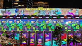 新加坡濱海灣投影秀迎新年  飯店外牆成畫布新加坡今年跨年活動包括濱海灣的投影秀，富麗敦飯店等知名地標外牆變成畫布，展示當地學生的藝術創作。圖攝於27日。 中央社記者侯姿瑩新加坡攝  110年12月29日
