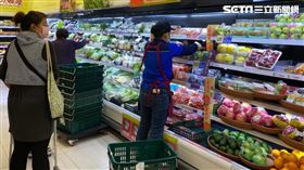 全聯福利中心與頂好19日上午貨架狀況。（圖／記者馮珮汶攝）