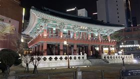 韓國武漢肺炎疫情升溫 新年敲鐘儀式取消受疫情影響，為避免跨年人潮聚集，首爾市政府宣布取消今年12月31日午夜的普信閣敲鐘儀式，改由市府YouTube頻道及TBS電視台播放預錄敲鐘影片。中央社記者廖禹揚首爾攝 109年12月28日