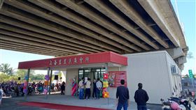 活化高架橋下閒置空間  台南仁德打造里民集會所台南市仁德區上崙里缺少里民公共活動空間，市府爭取認養台86線快速公路橋下閒置空間新建的里民集會所29日啟用。中央社記者楊思瑞攝  110年12月29日