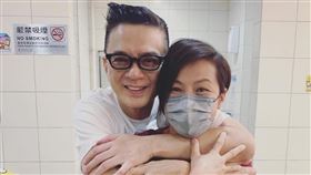 香港歌手黃耀明開演唱會，何韻詩後台合照。（圖／翻攝自黃耀明臉書）