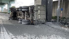 板橋砂石車翻覆