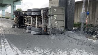 新／板橋砂石車翻覆！汙泥炸開噴滿地