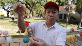 屏東佳冬六根庄作福拜新丁  廟方加碼贈小燈籠客家六堆地區從春節到元宵間，會舉辦祈求保佑男丁平安長大的「作福拜新丁」活動，其中以屏東佳冬六根庄的「福廠」最特別，今年更首度開放女嬰家長也能進場擺放供品參拜，吸引19名女嬰參加，廟方還將加碼贈送等比例製作的亮光小燈籠。中央社記者李卉婷攝  110年12月29日