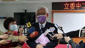 中二立委補選監察員派任  李進勇：依法循例遴派台中市第2選區立委補選監察員不足額，中市府自行指派引發熱議。中選會主委李進勇（中）29日表示，台中市選委會依法循例進行遴派，會根據各界意見來檢討相關辦法。中央社記者蘇木春攝  110年12月29日