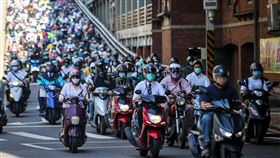 疫情警戒將降級  台北橋湧現上班車潮（3）中央宣布7月27日全國疫情警戒降為2級，26日上班時段台北橋湧現大量機車騎士，準備進入台北市區工作。中央社記者王騰毅攝  110年7月26日