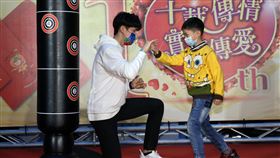 林郁婷出席公益記者會　盼為弱勢盡心力「2022永達紅包愛公益記者會」29日在台北舉行，擔任愛心大使的拳擊女將林郁婷（左）出席，盼為弱勢團體盡一份心力，呼籲民眾一起送暖獻愛。中央社記者鄭傑文攝  110年12月29日