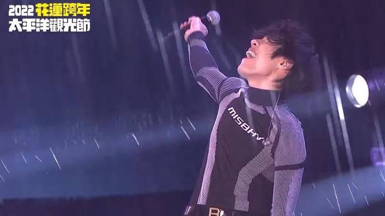 小隊長來了！盧廣仲冒雨飆歌熱情發威