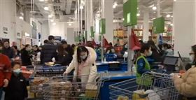 陸網喊抵制美賣場！這邊退卡那邊又買（圖／翻攝自微博）