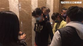 台中，碩士女夥同男友，榔頭弒父，棄屍太平山區，山溝，帆布上壓石頭  