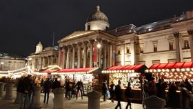 特拉法加廣場耶誕市集  疫情下照例舉行倫敦市區著名的特拉法加廣場耶誕市集無畏疫情，今年照例舉行，販售手工藝品及各式飲料、食品。背景為國家美術館。中央社記者陳韻聿倫敦攝 110年12月30日