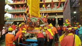 澎湖赤崁龍德宮千秋寶艦  遊天河風中化吉繳旨澎湖白沙赤崁龍德宮五府千歲千秋寶艦送王大典30日清晨遊天河化吉升繳旨，千秋寶艦王船在風勢的助勢下，短短1個小時完成。中央社  110年12月30日