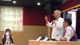 李家同應邀演講談新課綱前暨南大學校長李家同（右2）7日在台北市建國高中發表「令人困惑而擾民的108課綱和入學辦法」講座，吸引上百名家長和民眾到場聆聽。中央社記者陳至中攝　108年9月7日
