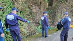 台中，碩士女夥同男友，榔頭弒父，殺父，棄屍太平山區，山溝，帆布上壓石頭 警方搜索