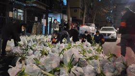 西安市封城，當地政府派專人發放民生物資。（圖／翻攝自微博＠西安市新城區）