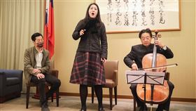 藝文界為林昶佐加油打氣（1）台中第二選區立委補選、台北市中正萬華立委林昶佐罷免案將於111年1月9日投票。大提琴家張正傑（右）與次女高音翁若珮（中）30日到立法院演奏獻唱，用音樂為林昶佐（左）加油打氣。中央社記者裴禛攝  110年12月30日