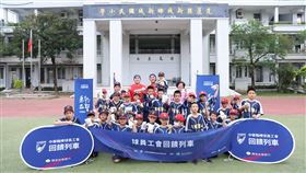 球員工會回饋列車于森旭、拿莫·伊漾和小球員互動。（圖／球員工會提供）