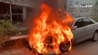 駕駛車暫停路邊　下秒詭異自燃火吞車