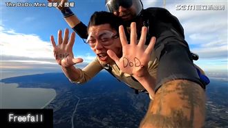 克服懼高挑戰跳傘　他熱血狂舉獲讚