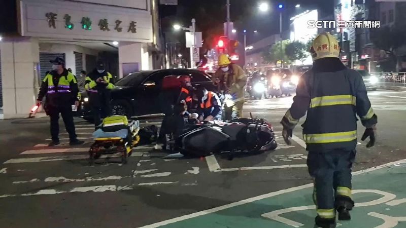 汽車未禮讓釀車禍　騎士腿卡鏈條哀嚎