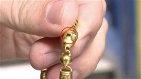 花6萬買金項鍊⋯戴脖子上「狂破洞」！老闆不退貨：正常（圖／翻攝自百姓關注）