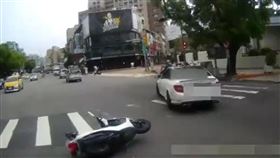 台中賓士車北區酒駕逃逸，最後遭警方制伏。（圖／翻攝畫面）