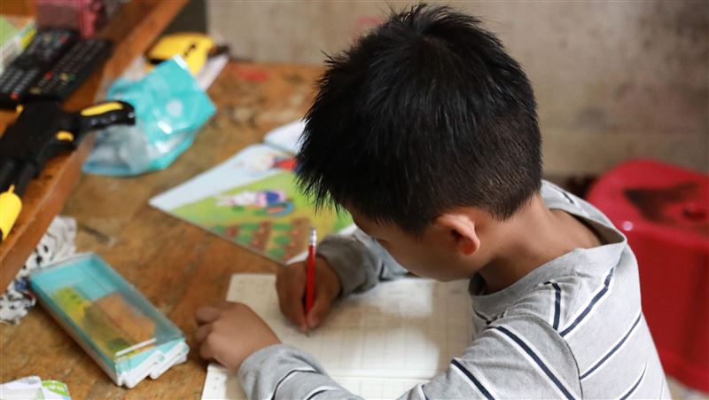 上千戶家庭疫後困難　8成童無參考書