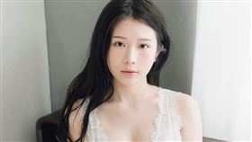 雞排妹主持《深夜保健室》網路節目。（圖／翻攝臉書）