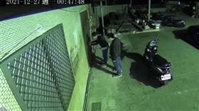 ▲江女碩士和男友張姓男子殺害擔任警衛的父親後棄屍，偷走父親身上的鑰匙返家，試圖開門，讓家人看了監視器畫面冷汗直冒，質疑江女想滅門。（圖／翻攝畫面）