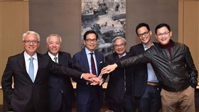 台灣大哥大董事長蔡明忠與台灣之星董事長林清棠代表雙方完成簽約儀式（由左至右：大股東魏應交董事長、魏應州董事長、台灣大董事長蔡明忠、台灣之星董事長林清棠、台灣大總經理林之晨、台灣大獨董盧希鵬）（圖／台灣大哥大提供）