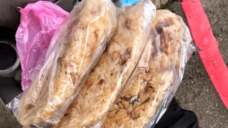 嬤大放送油飯3包1百　他掏錢後怒了