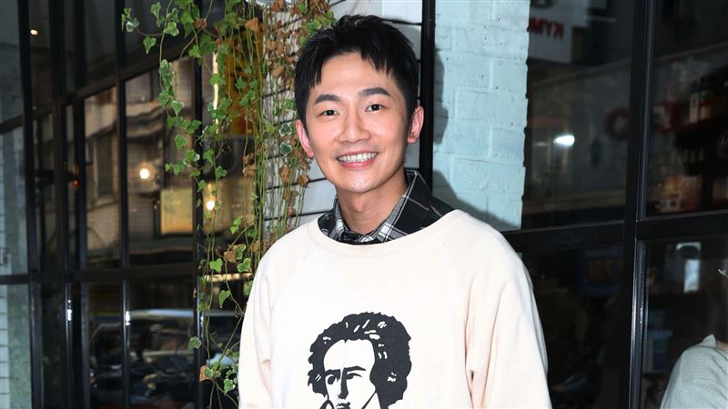 獨／爸離世淚崩　蔡昌憲藏私密事無解