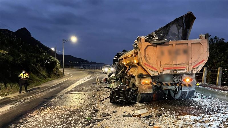 濱海公路砂石車對撞！　2駕駛受困亡
