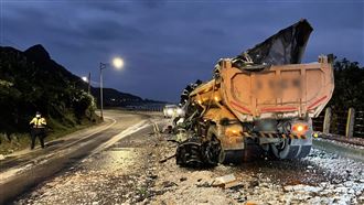 濱海公路砂石車對撞！　2駕駛受困亡