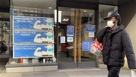 準市長背書  紐約將維持私部門疫苗接種令紐約市長當選人亞當斯30日宣布，將維持現任市長白思豪任期尾聲上路的私部門COVID-19疫苗接種令。圖為民眾行經布魯克林城區疫苗接種站。中央社記者尹俊傑紐約攝  110年12月31日