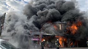 神岡一處鐵皮平房發生火警，1男子無呼吸心跳送醫。（圖／翻攝記者爆料網）