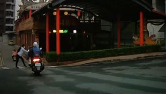 機車未禮讓！行人怒推騎士傻眼畫面曝